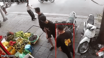 Camera records scene of car crash, sending many people on motorbikes in Hanoi