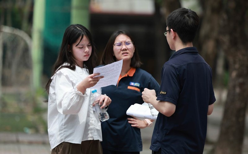 Many students feel worried and confused because of their elective subjects. Photo: Hai Nguyen