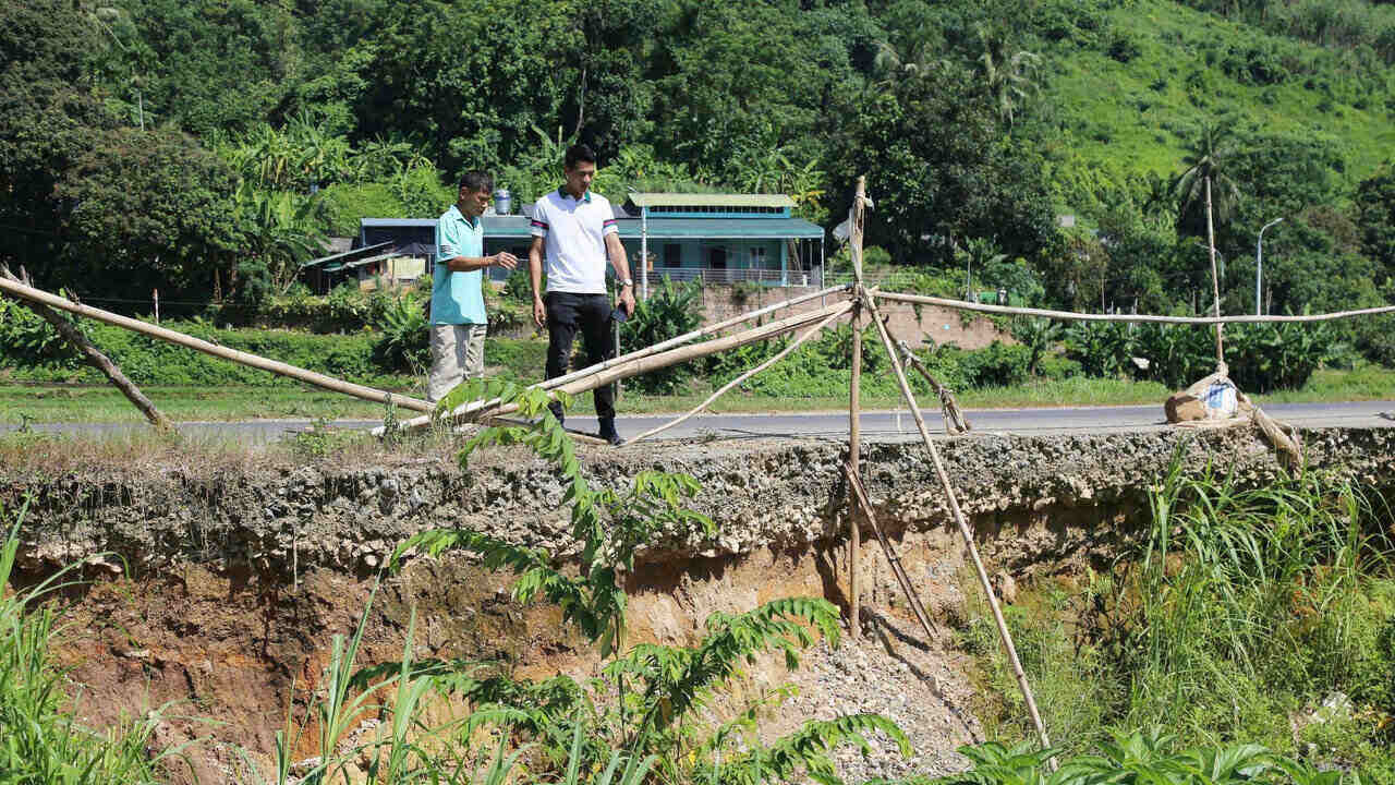 Vi tri nay tiep tuc xay ra sat lo, an sau vao nen duong quoc lo 70B. Anh: Binh Khang