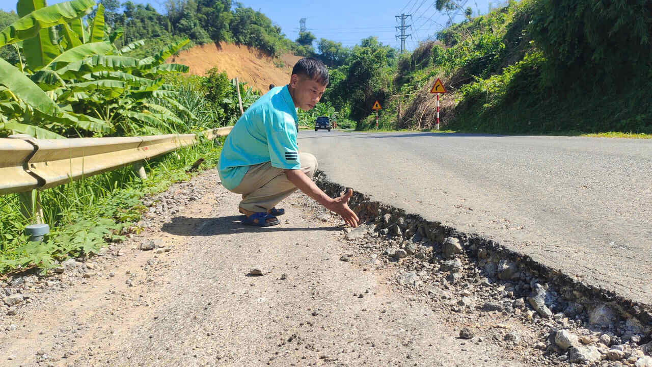 Nen duong bi lun, tao thanh 2 bac cach nhau gan 20 cm, rat nguy hiem cho phuong tien khi luu thong. Anh: Binh Khang