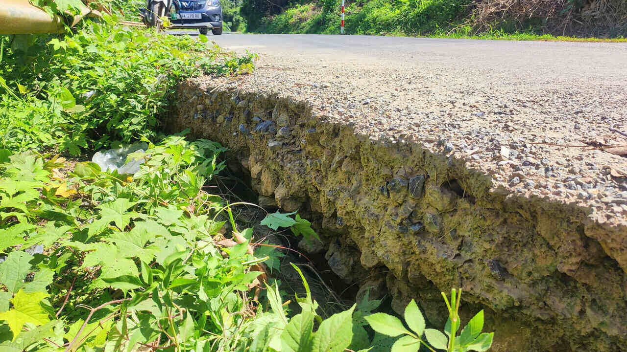 야기 태풍으로 인한 산사태가 발생한 지 거의 1년이 지났지만 국도 70B는 여전히 복구되지 않았으며 차량 통행량이 점점 많아지면서 사고 위험이 잠재되어 있습니다. 사진: 빈캉