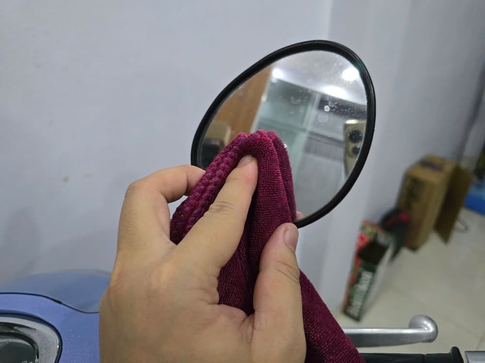 The rearview mirror should be cleaned regularly to ensure safety when moving a motorbike. Photo: Tuan Dat