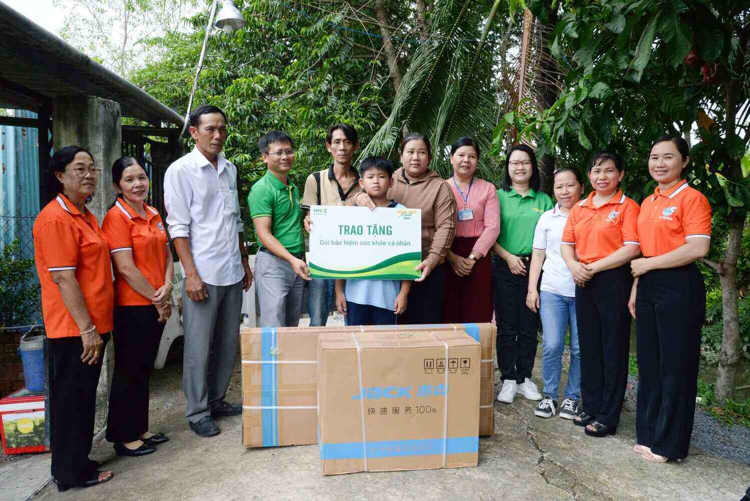 Chuong trinh Uoc mo xanh trao tang may may cong nghiep cho gia dinh chi Le Thi Hong Nuong - TPHCM. Anh: F88