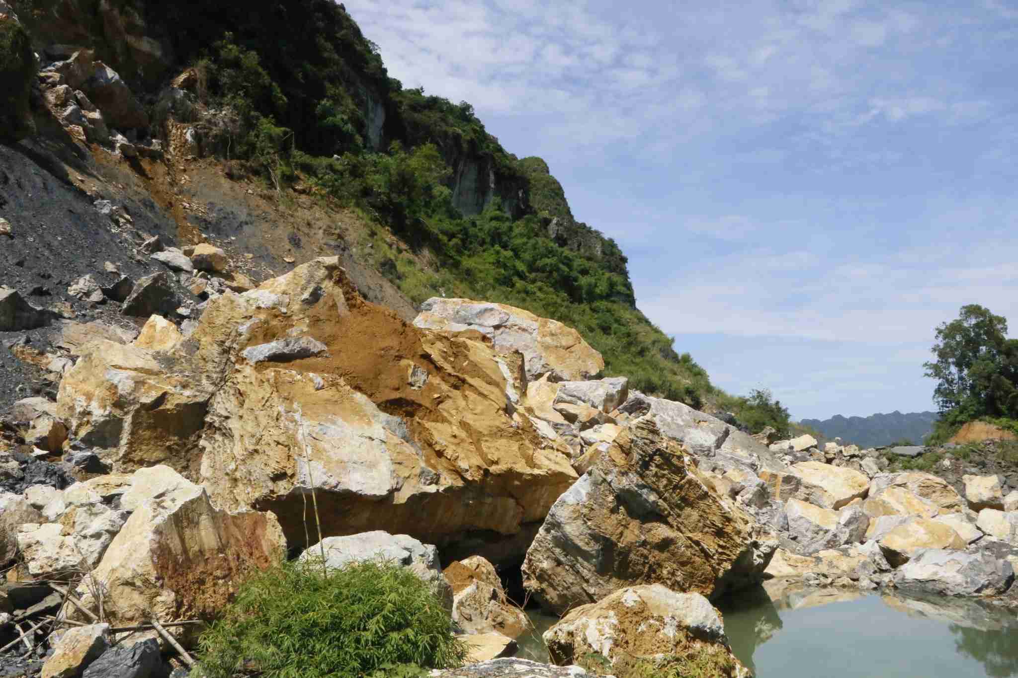 산사태 현장은 닌빈성 탐쭉브라 동 카퐁브라 산악 지역에서 발생했습니다. 사진: Dieu Anh