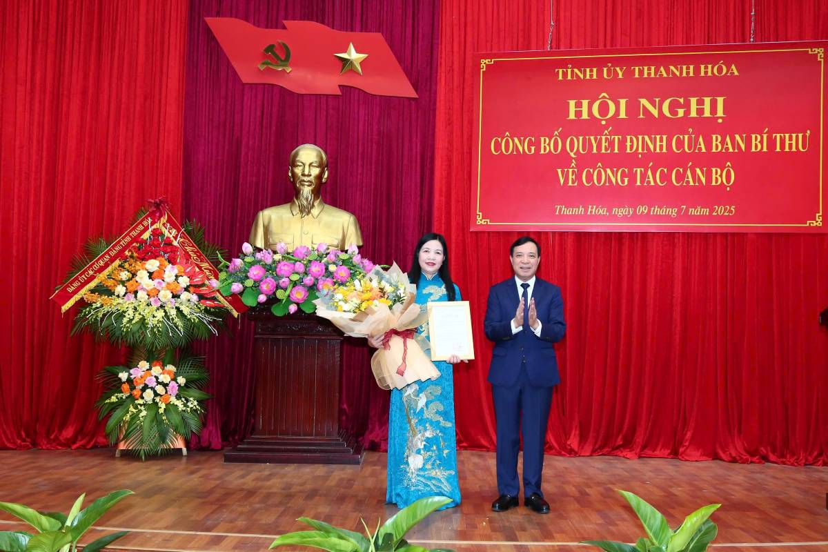 Ong Lai The Nguyen, Pho Bi thu Thuong truc Tinh uy Thanh Hoa trao Quyet dinh va tang hoa chuc mung tan Pham Thi Thanh Thuy