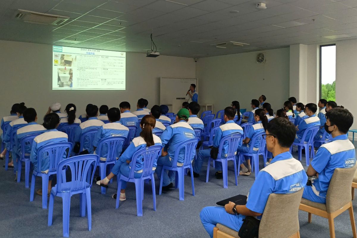 Pho bien kien thuc ve an toan cho cong nhan, nguoi lao dong. Anh: CDCS cung cap