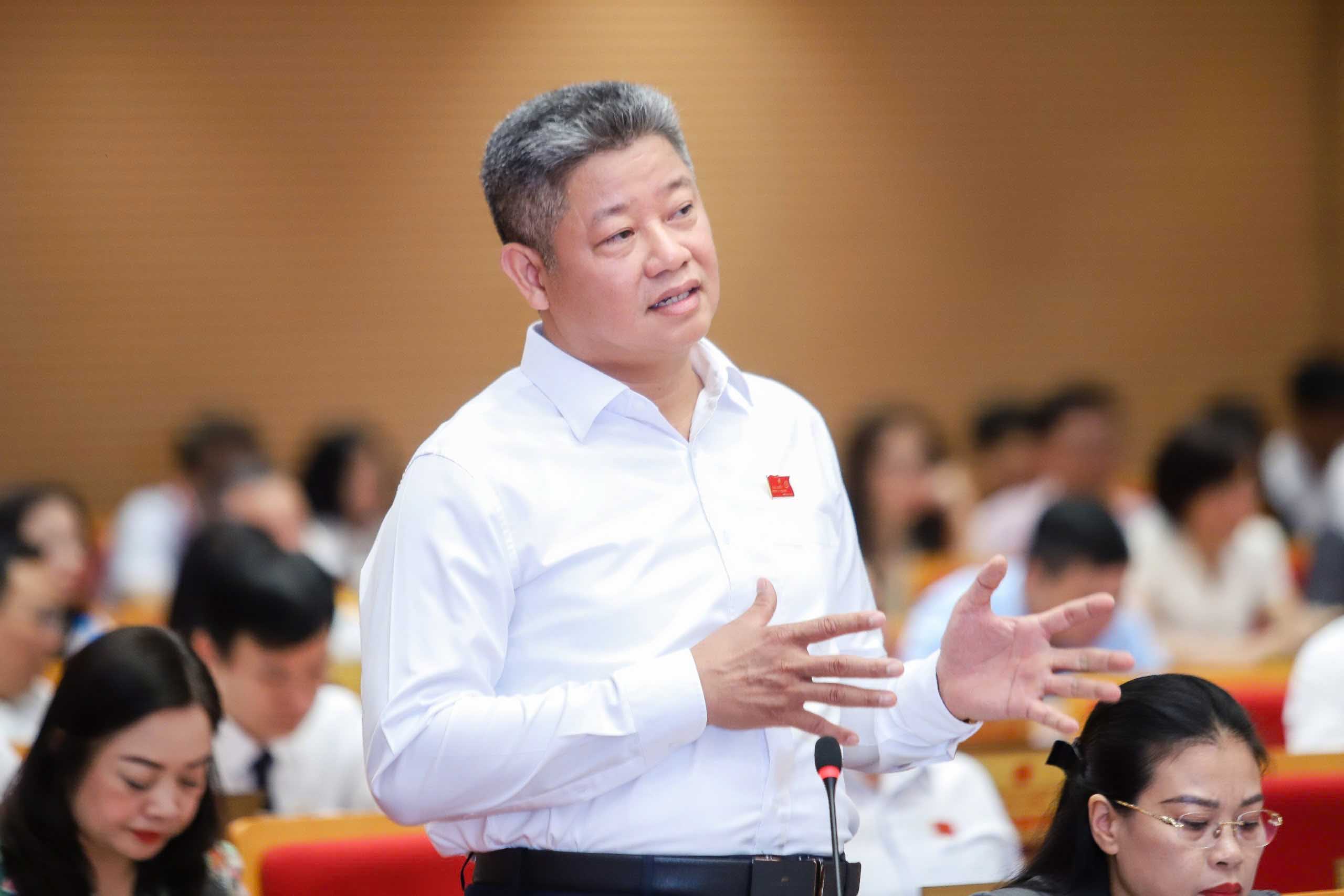 Nguyen Manh Quyen 하노이시 인민위원회 부위원장이 질의에 답변하고 있습니다. 사진: Thang Huu