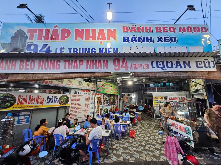 Du khách thưởng thức món ăn dưới chân núi Nhạn. Ảnh: Thanh Quỳnh