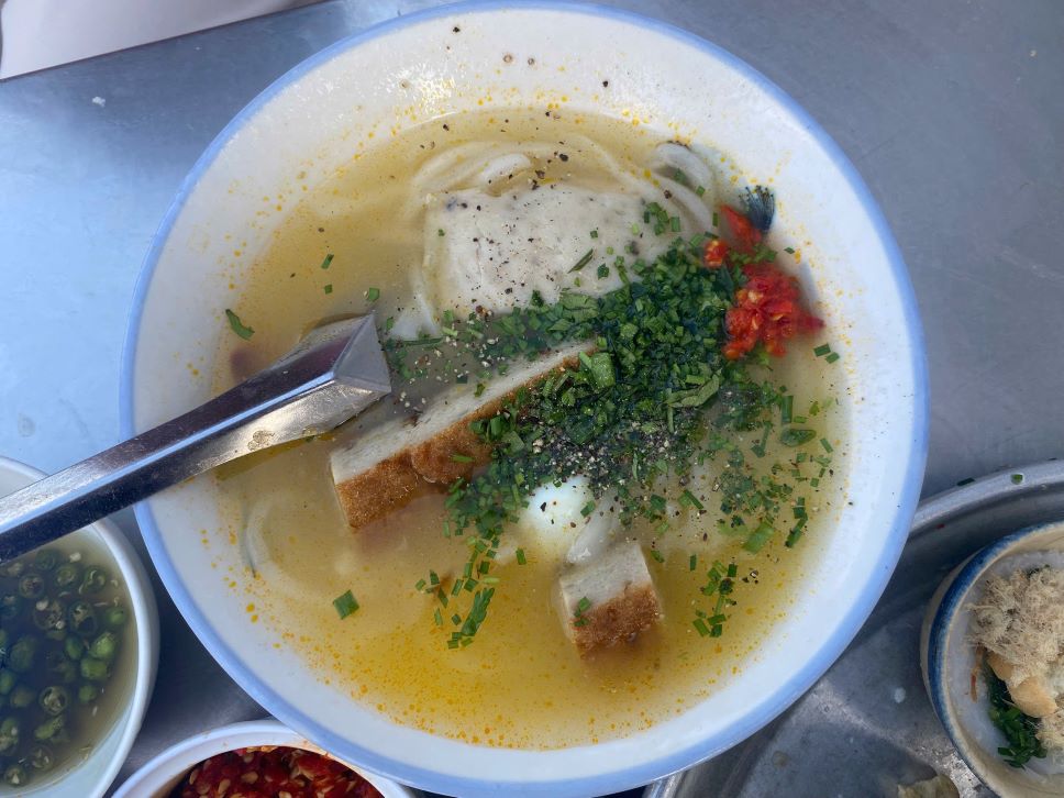 Món bánh canh chả cá được bán dưới chân núi Nhạn. Ảnh: Thanh Quỳnh
