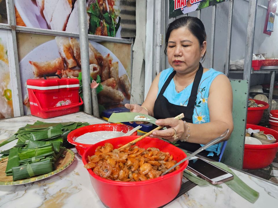 Bánh bột lọc được quán làm tại chỗ. Ảnh: Thanh Quỳnh