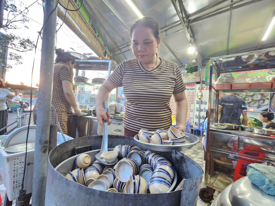 Bánh bèo được đổ vào trong chén nhỏ. Ảnh: Thanh Quỳnh