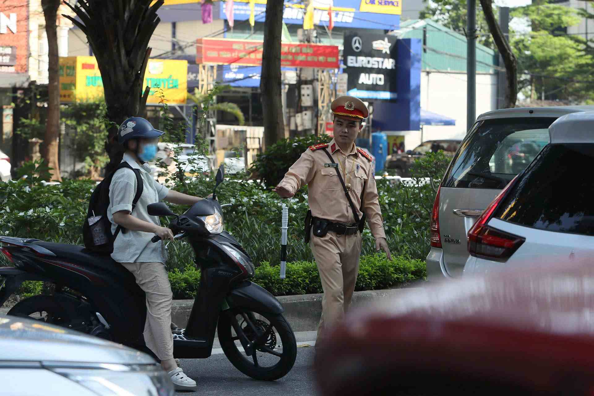 Police are busy asking motorbikes out of the car lane on Vo Chi Cong Street