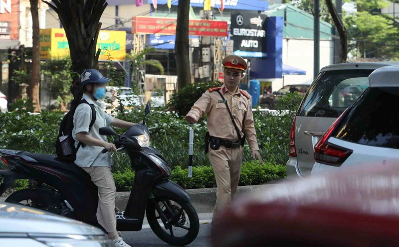 Police are busy asking motorbikes out of the car lane on Vo Chi Cong Street