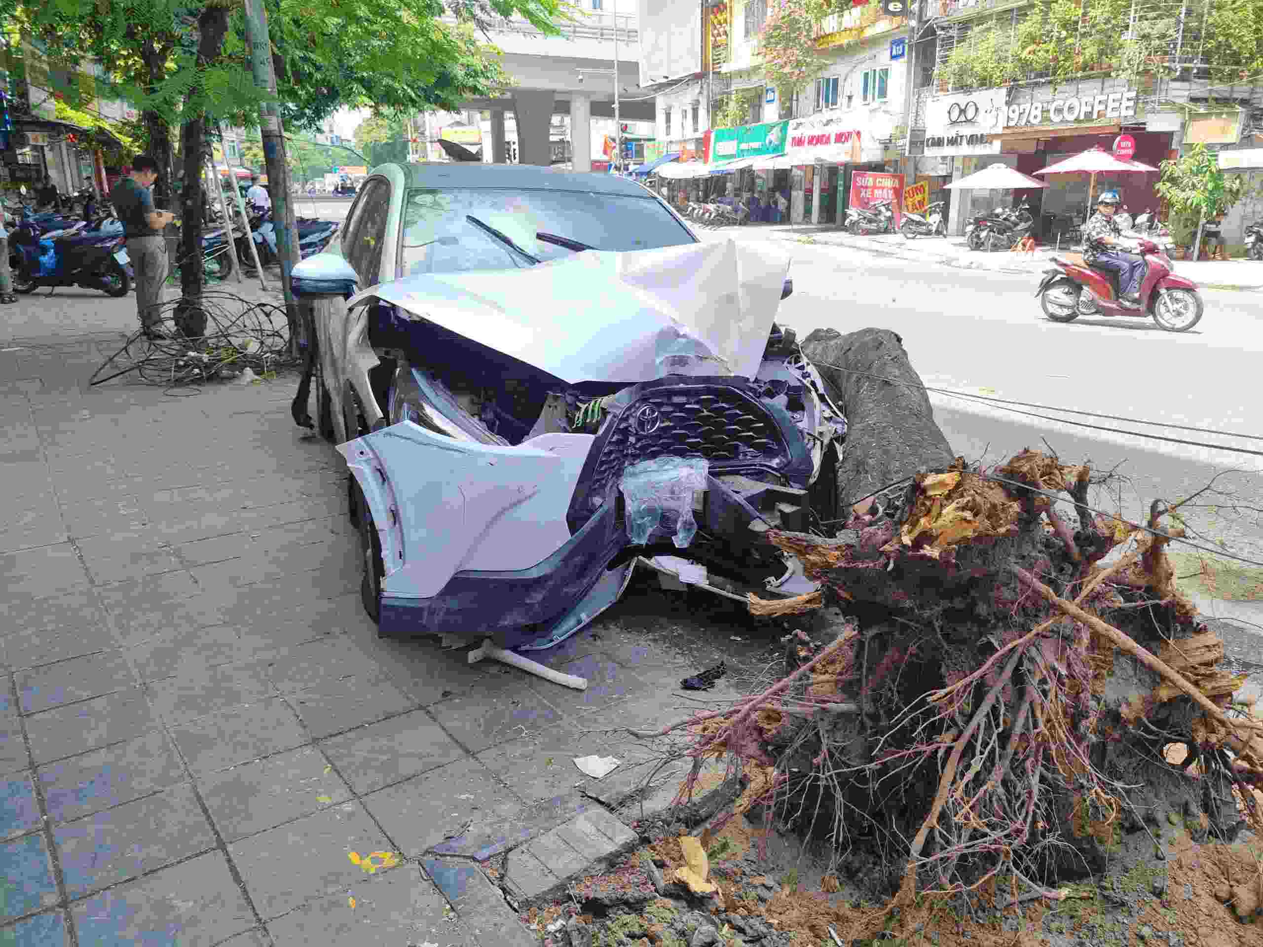 Sau dam lien hoan, oto chi dung lai khi dam vao goc cay ven duong. Anh: To The
