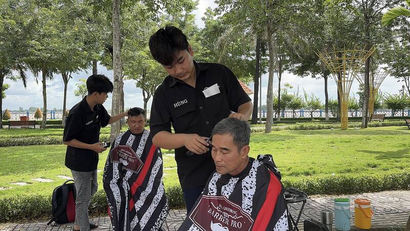 Cortes de cabello gratis en el parque, comparta el amor con pequeñas acciones. Foto: Hoang loc