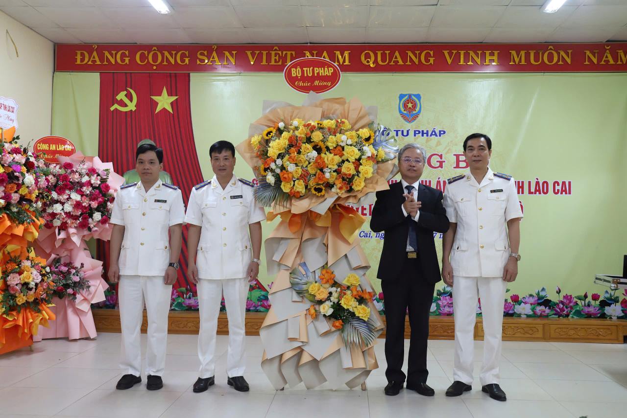 법무부 지도부가 라오까이성 신임 민사 집행국장에게 꽃다발을 전달하며 축하하고 있습니다. 사진: Van Duc