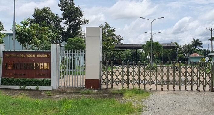 Nha may xu ly rac thanh pho Ca Mau dong cua tu ngay 16.6 khien viec thu gom xu ly rac thai sinh hoat tai Ca Mau gap kho. Anh: Nhat Ho
