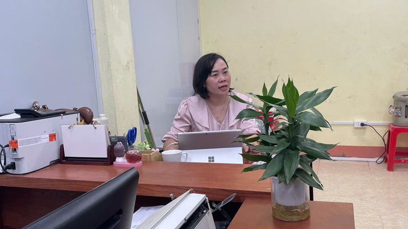 Chi Nguyen Thi Hong Lan – Chuyen vien ban MTTQ Viet Nam xa Muong Hum chia se nhung kho khan ve co so vat chat trong tuan dau van hanh chinh quyen 2 cap. Anh: Dinh Dai
