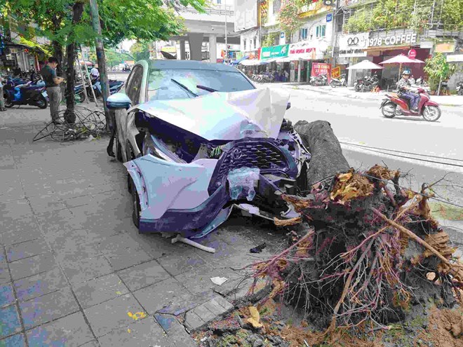 1 nạn nhân vụ tai nạn liên hoàn ở Hà Nội không qua khỏi