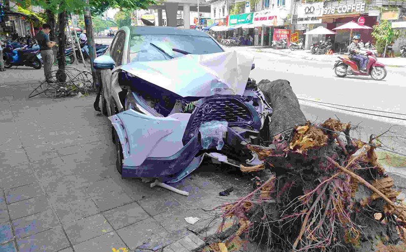 After a series of accidents occurred at the Tran Dai Nghia - Dai La intersection (Hanoi). Photo: To The