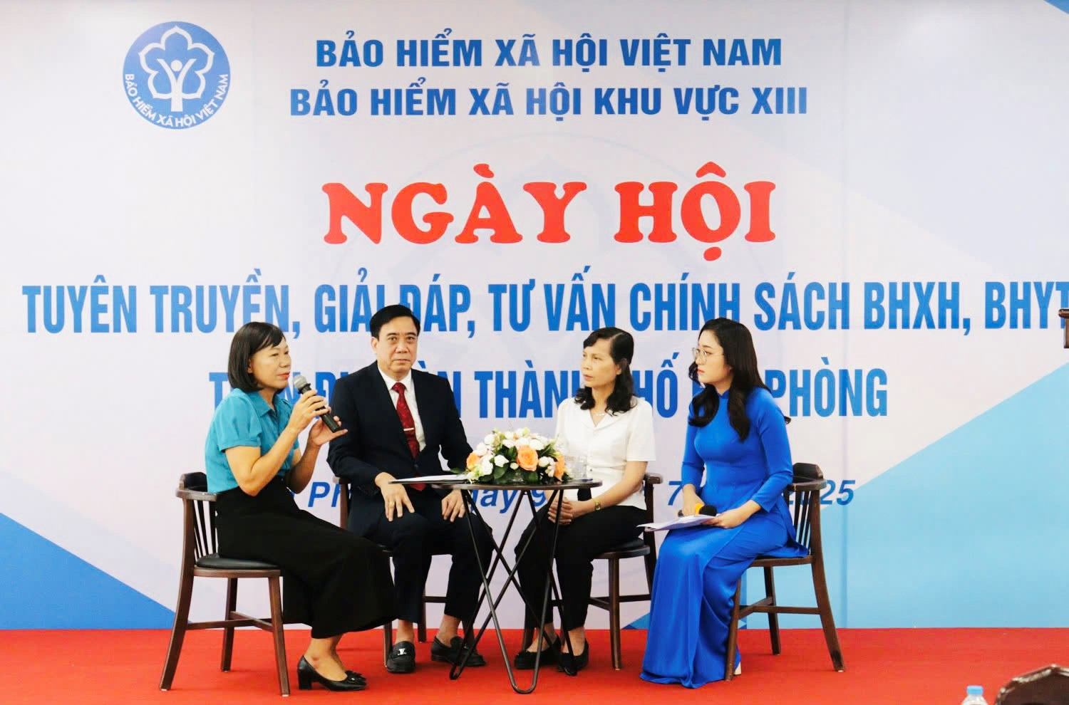 Cac khach moi giai dap tu van chinh sach BHYT tai buoi toa dam. Ảnh: BHXH khu vuc XIII (Hai Phong)