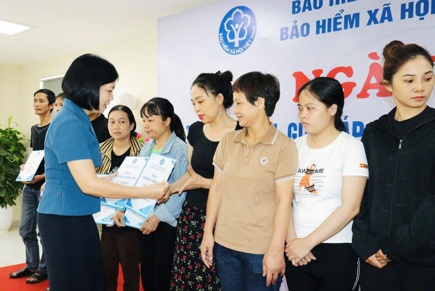 BHXH khu vuc XIIIのディレクターが、ハイフォンで困難な状況にある人々に健康保険カードを贈呈。写真:BHXH khu vuc XIII