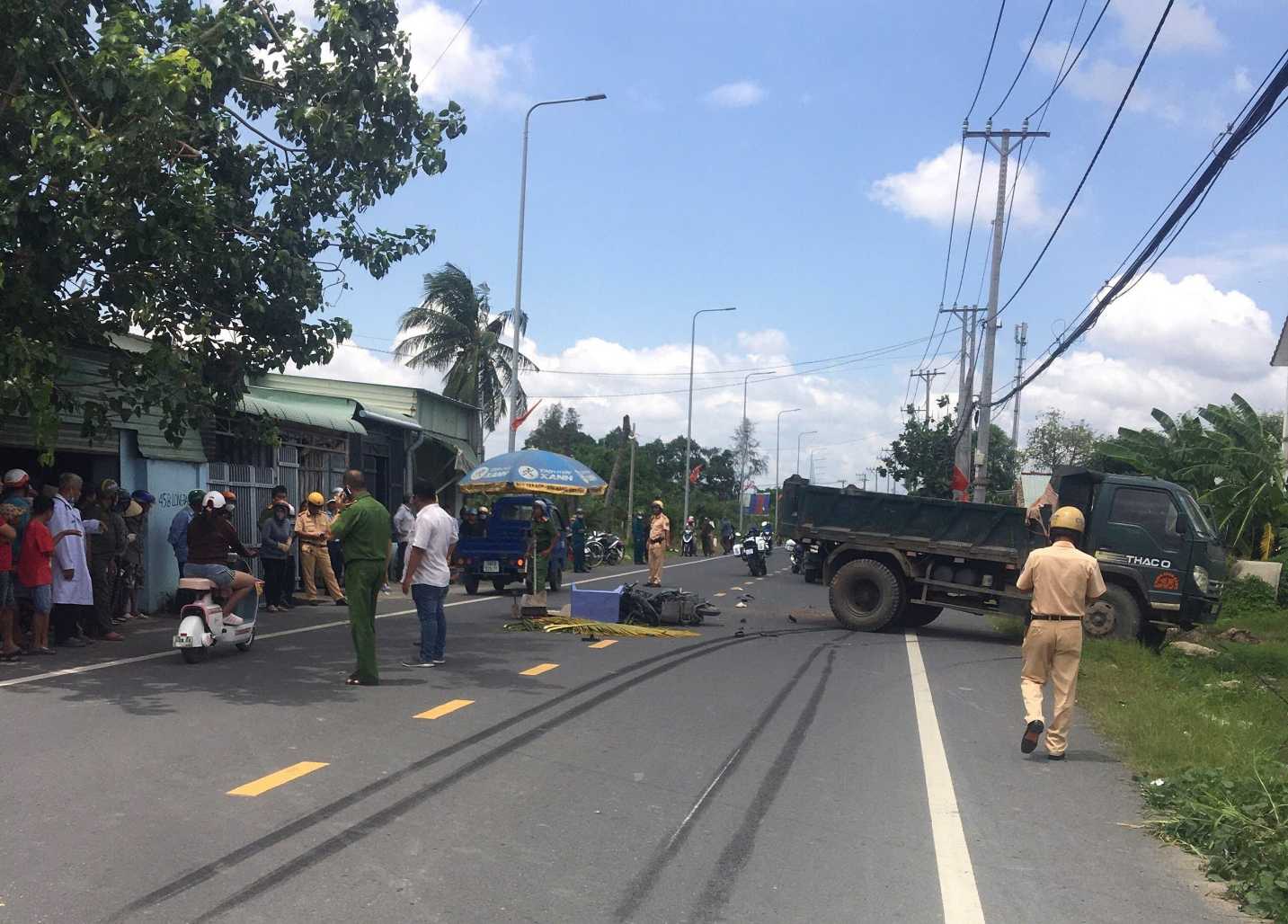 롱프억 브리지 도로에서 발생한 안타까운 사고 현장 모녀 2명 사망. 사진: 응우옌호앙