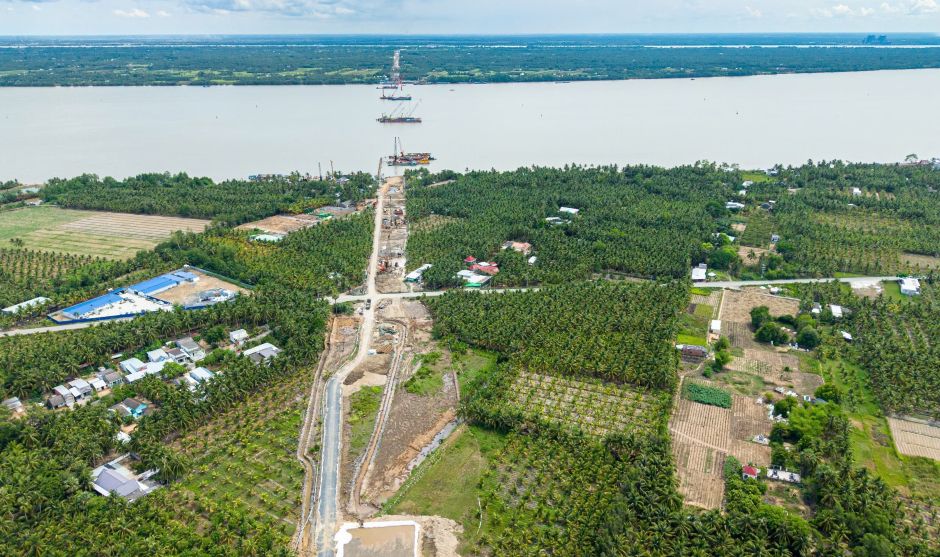 Thi công đường dẫn và cầu Đại Ngãi 1. Ảnh: Phương Anh