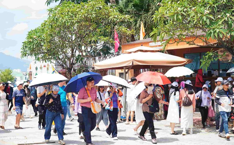 Khanh Hoa tourism industry welcomed more than 6.2 million visitors, of which behind was behind is an international visitor. Photo: Huu Long