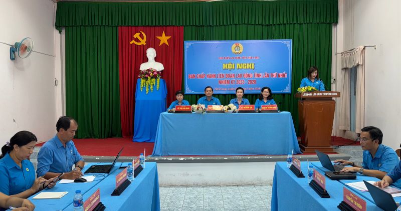 El Comite Ejecutivo de la Federacion Laboral de la Provincia de Vinh Long se reune en la primera sesion, termino 2023–2028. Foto: Hoang loc