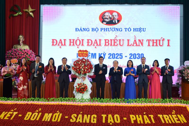 Doan dai bieu du Dai hoi Dang bo tinh lan thu XVI, nhiem ky 2025-2030 ra mat Dai hoi. Anh: Truong Son