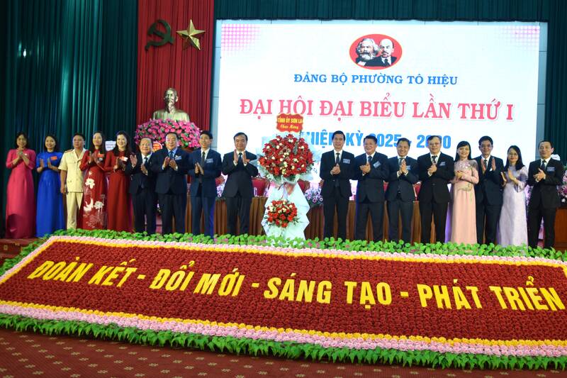 Lanh dao tinh Son La tang hoa chuc mung Dai hoi. Anh: Truong Son