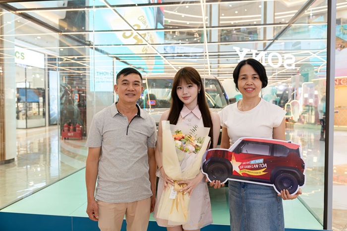Minh Chau, khach hang tre tuoi tai Ha Noi trung xe VF 3 sau 2 nam dong hanh cung Xanh SM