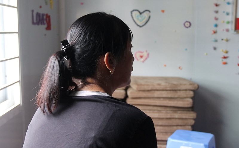 After more than 10 years of using marijuana, a 30-year-old man fell into a panic and brutally attacked his biological mother. Photo: Cao Thom. In the photo is the patient's family.