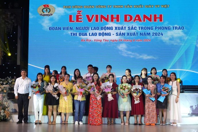 2024년 Uy Viet 신발 생산 유한 회사 노동조합이 조직한 노동자 표창 프로그램 사진: Thanh An