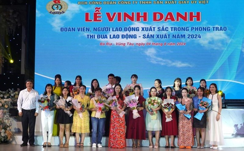 The program to honor workers was organized by the Trade Union of Uy Viet Shoes Manufacturing Company Limited in 2024. Photo: Thanh An