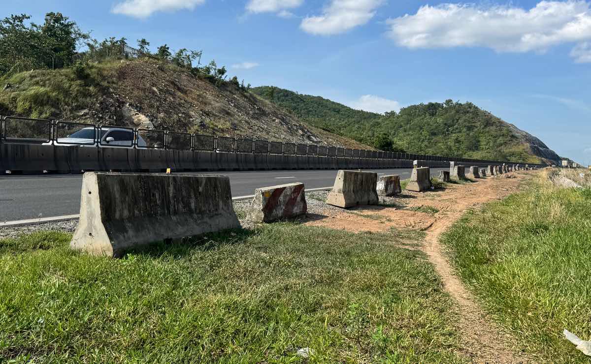 Dai be tong duoc dung ven le duong cao toc Vinh Hao - Phan Thiet. Anh: Duy Tuan