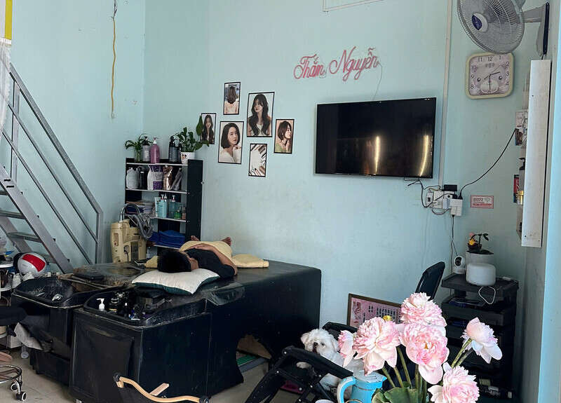 Chi voi mot salon toc rong khoang 30m2 va sinh hoat gia dinh, chi Tham phai tra gan 5 trieu dong tien dien trong thang 6. Anh: NVCC