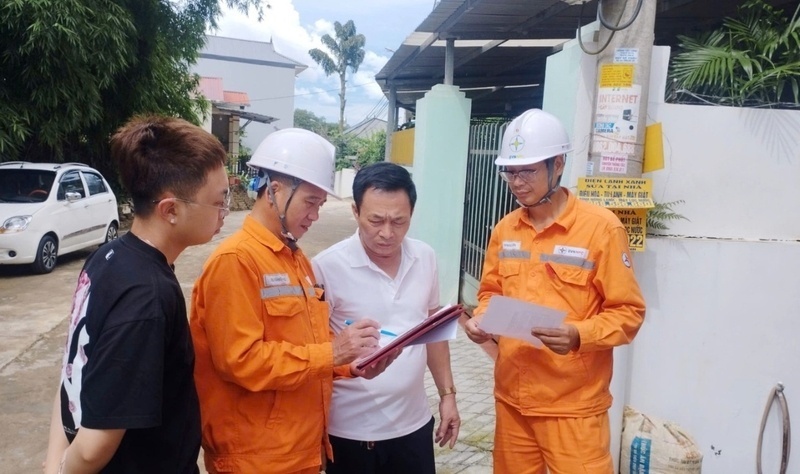 Can bo dien luc kiem tra sau phan anh cua nguoi dan ve hoa don tien dien. Anh: Tri Dung