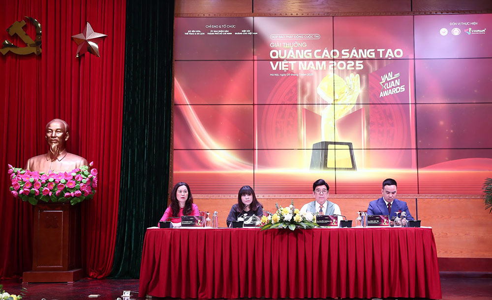 Ba Ninh Thi Thu Huong - Cuc truong Cuc Van hoa co so, Gia dinh va Thu vien (thu hai, trai); ba Vi Thanh Hoai - Cuc pho Cuc Van hoa co so, Gia dinh va Thu vien (ngoai cung, trai) cung Hiep hoi Quang cao Viet Nam thong tin ve giai thuong. Anh: Nam Nguyen