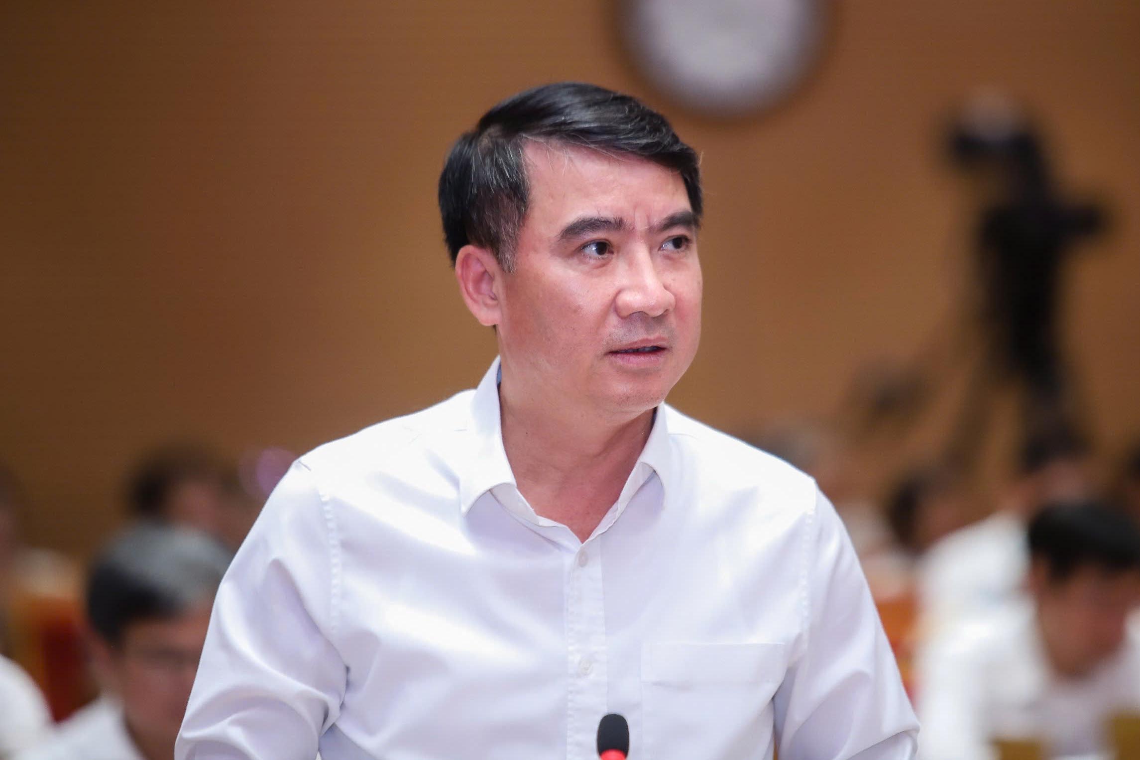 하노이 재무부 국장 Nguyen Xuan Luu가 질의에 답변합니다. 사진: Thang Huu