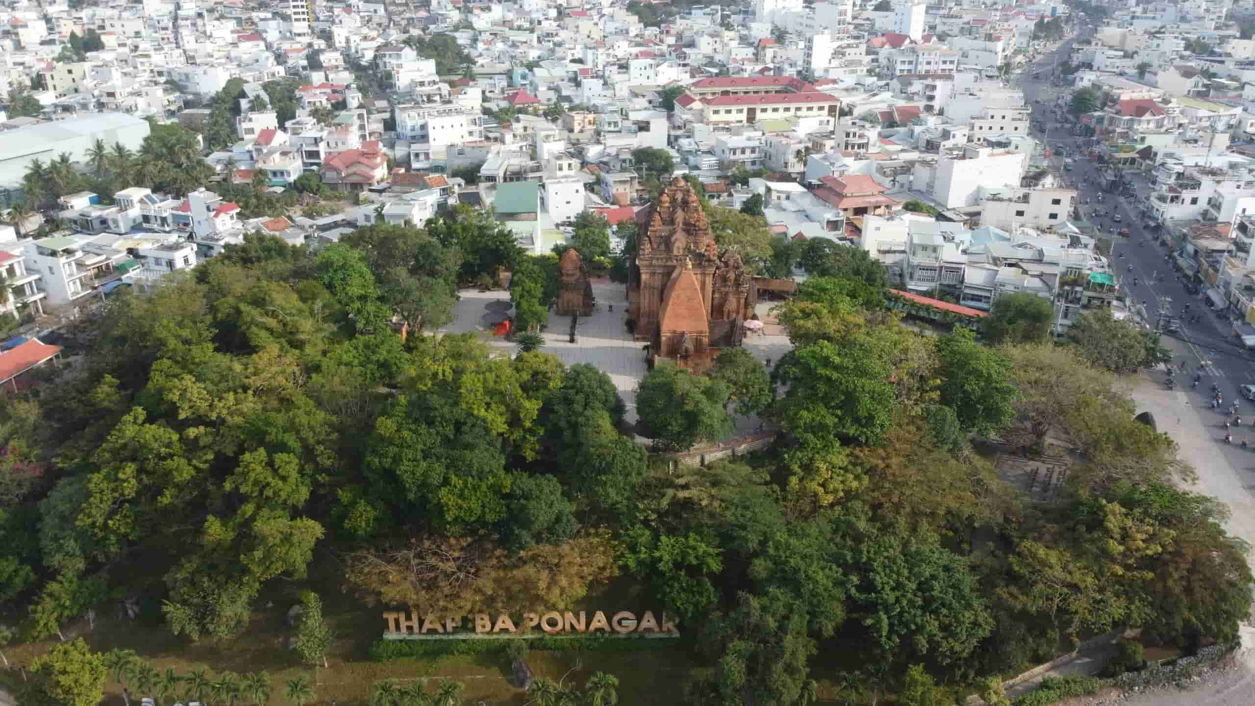 Quan the Thap Ba Ponagar hien con 5 cong trinh kien truc, phan bo o hai khu vuc chinh: khu Mandapa va khu den thap. Anh: Huu Long