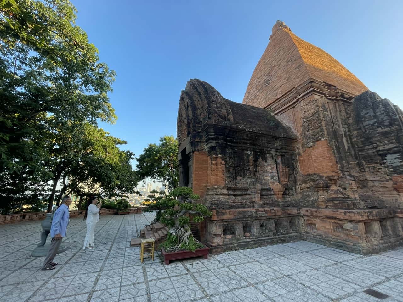 Di tich Thap Ba co nien dai xay dung khoang tu the ky 8 den the ky 13, la cong trinh tieu bieu ve nghe thuat kien truc cua dan toc Cham. Anh: Huu Long