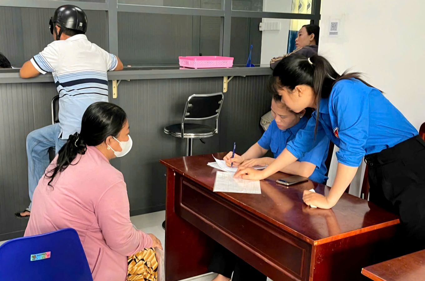 Nho mo hinh Binh dan hoc vu so, nguoi dan de dang tiep can cac dich vu hanh chinh cong truc tuyen. Anh: Phuong Anh