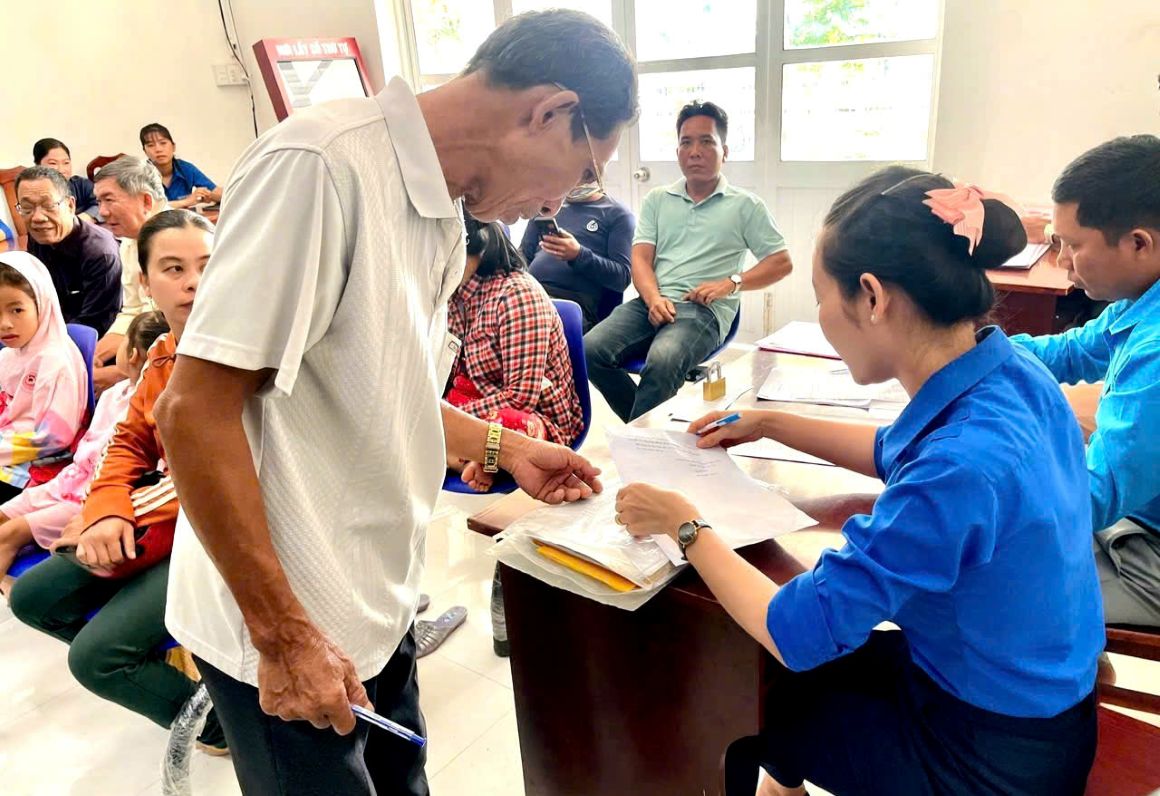 Luc luong doan vien thanh nien phuong Khanh Hoa, TP Can Tho ho tro nguoi dan lam thu tuc hanh chinh. Anh: Phuong Anh