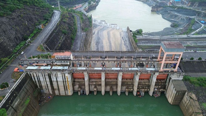 El Ministerio de Agricultura y Medio Ambiente acaba de tener un telegrama en la apertura del lago hidroelectrico Hoa Binh. Foto: Dang Tinh