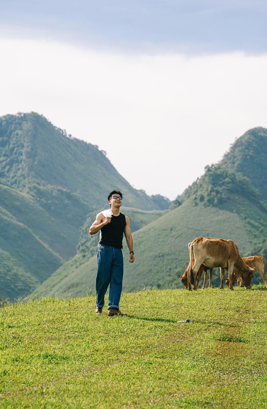 Tuy nhien, anh cho rang mot trong nhung nhuoc diem cua Suoi Bon la cong tac bao ve moi truong, canh quan tu nhien: “Dao quanh mot vong dong co, minh thay rac thai o nhieu noi. Mong khach du lich khi den day cung se nang cao y thuc giu gin ve sinh, bao ve canh quan de Suoi Bon luon dep va trong lanh”. Anh: NVCC