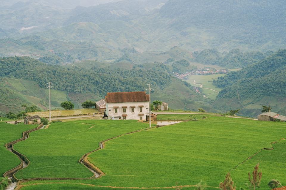 Suoi Bon (ban Suoi Bon), nam tai xa Long Luong, Van Ho, Son La la mot trong nhung dia diem co thien nhien hoang so mang dam ban sac vung cao Tay Bac. Anh: NVCC