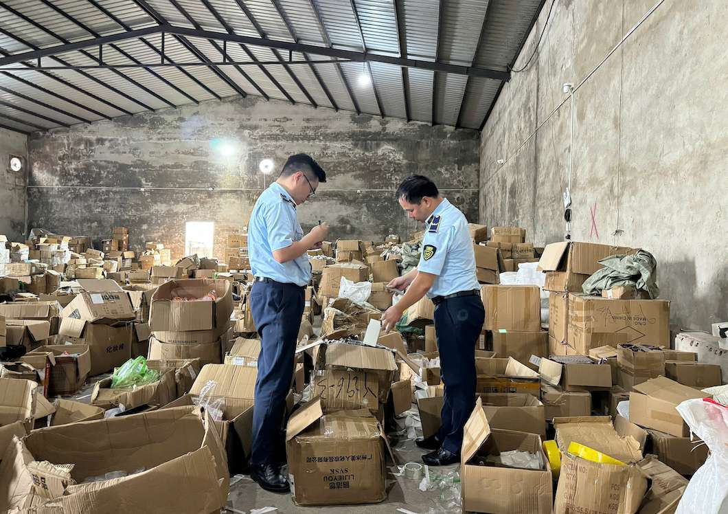 The Market Management force of Quang Ninh province at the scene inspected smuggled products. Photo: Market Management