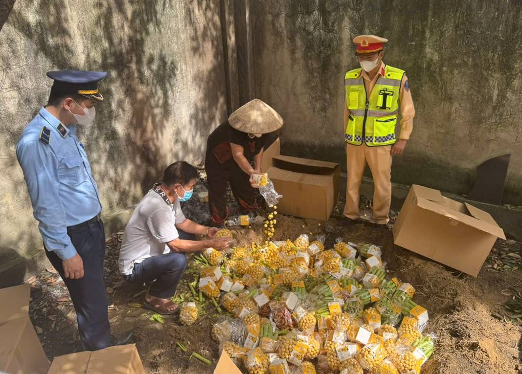 Nghe An은 무역 사기를 단호하게 처리하고 출처 불명의 상품을 폐기합니다. 사진: Ngoc Anh